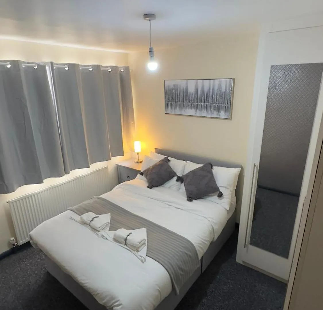 Grand House Apartment Dagenham 0*,  United Kingdom