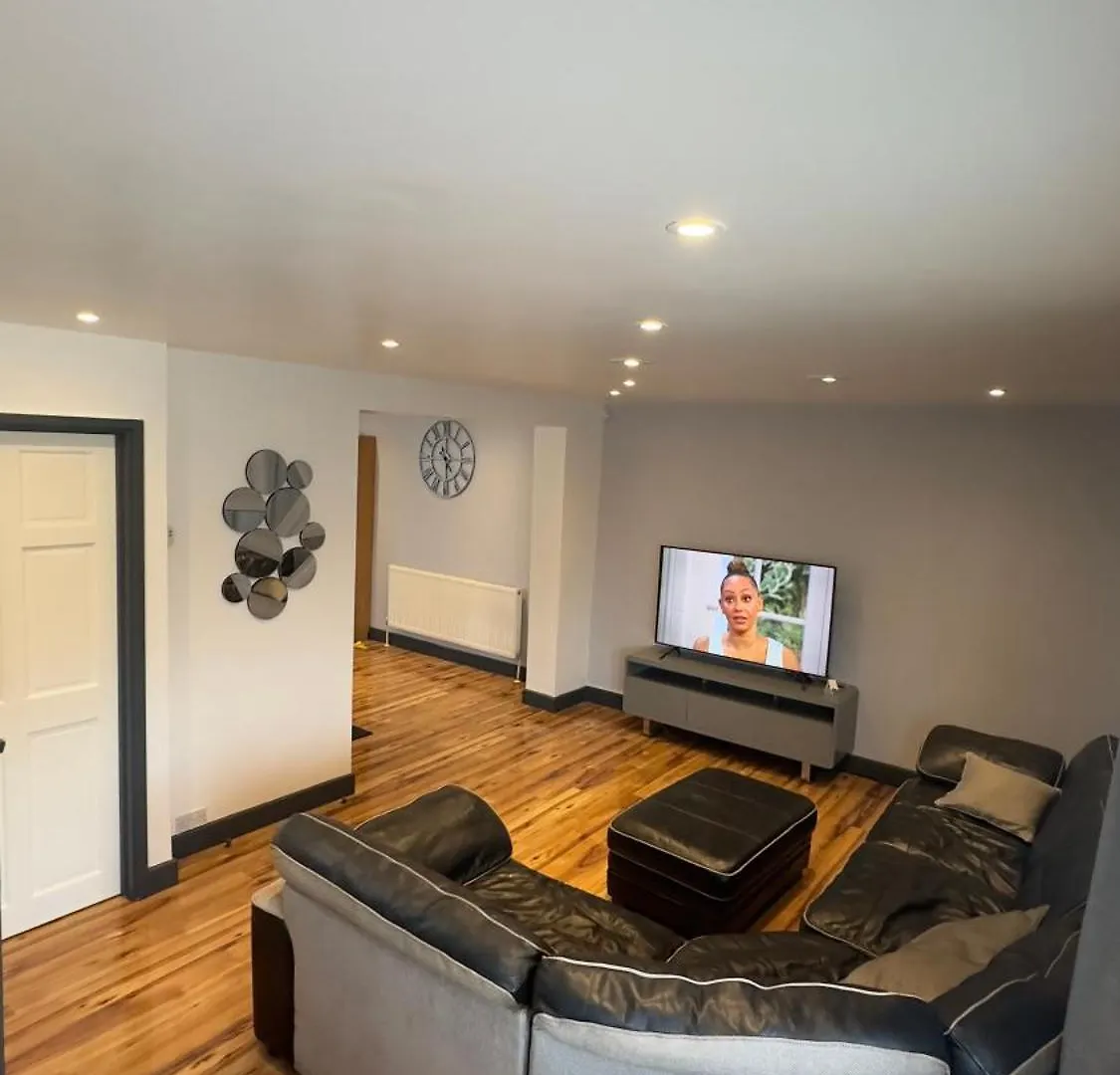 Grand House Apartment Dagenham